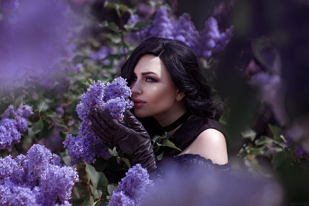 yennefer entre flores de lilás e groselhas